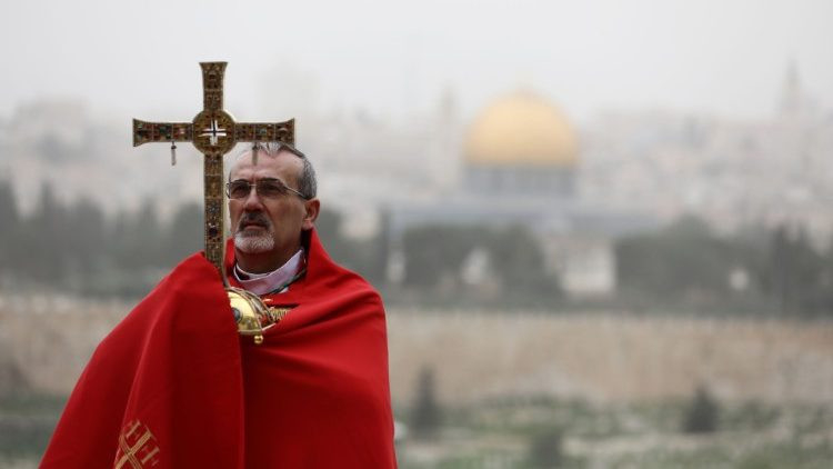 Pierbattista Pizzaballa érsek Krisztus keresztjének ereklyéjével áldja meg Jeruzsálemet 