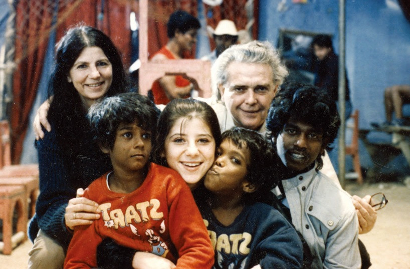 A Cirkusz a Holdon forgatásán Srí Lankán, Petényi Katalinnal, Réka lányával és a film szereplőivel (1988)