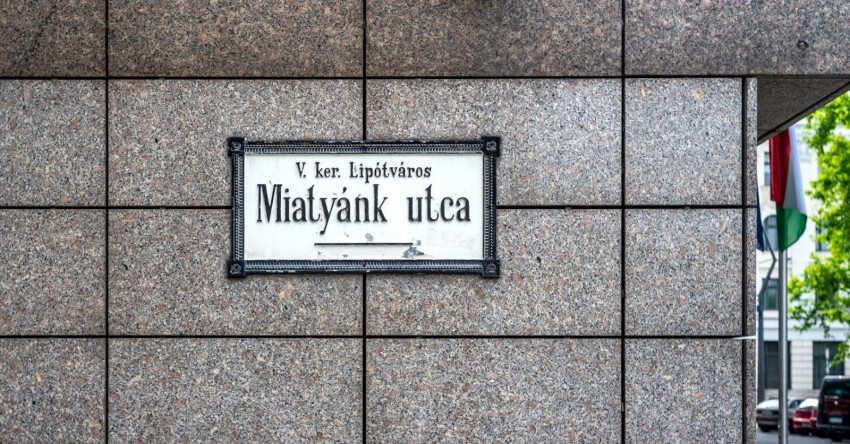 Az utcanévtábla a rendszerváltás után, a kilencvenes években került vissza a helyére