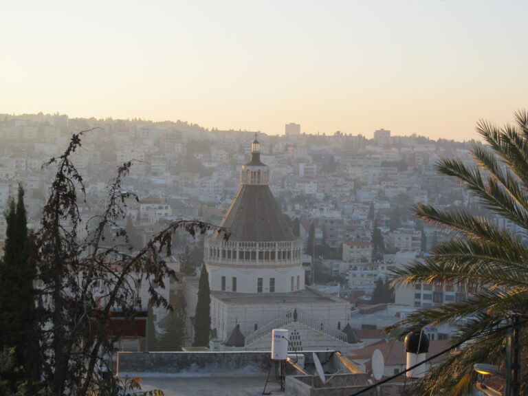  A názáreti bazilika a reggeli fényben, nyugat felől a dombról nézve