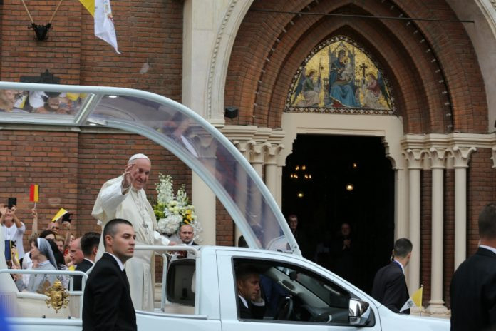Ferenc pápa a bukaresti Szent József-székesegyház előtt. Fotó: Baranyi Ildikó/MTI