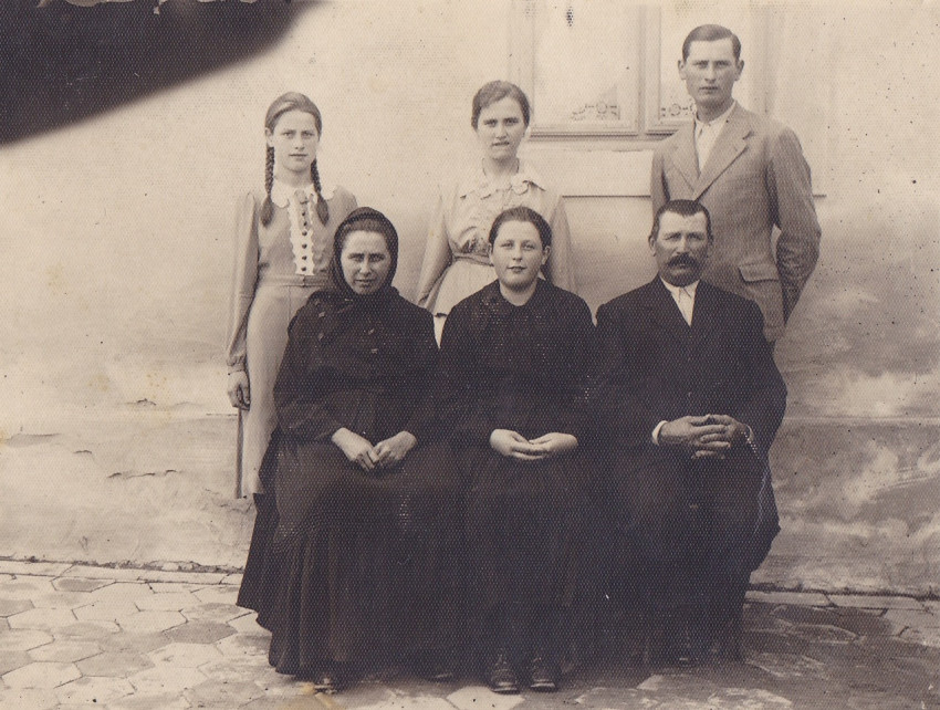 A családi fotón szüleivel és testvéreivel, az alsó sorban a szülők közt a fiatal Franciska