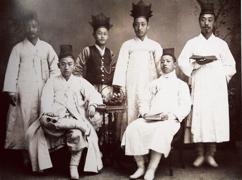 Ismeretlen fotográfus: Koreai férfifejviseletek (1900 körül)