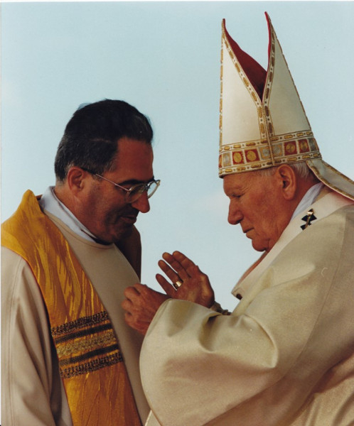 Pápai Lajos püspök atya II. János Pál pápával a győri Ipari Parkban ünnepelt szentmisén 1996 szeptemberében