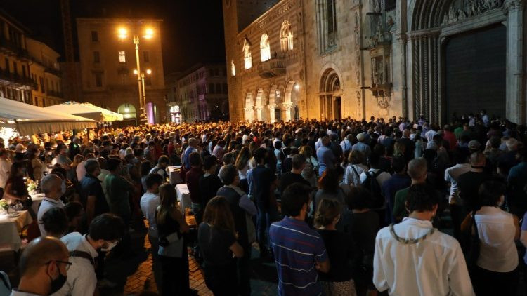 A merénylet estéjén hatalmas tömeg imádkozik a comói dóm előtt don Robertóért