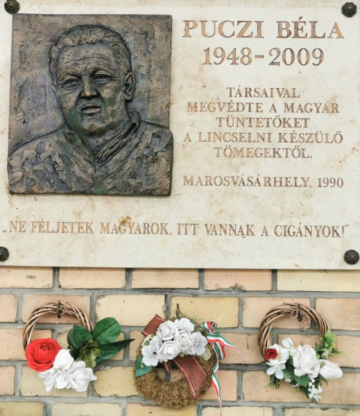 Puczi Béla emléktáblája a Nyugati Pályaudvar oldalfalánál. Fotó: Elekes Andor
