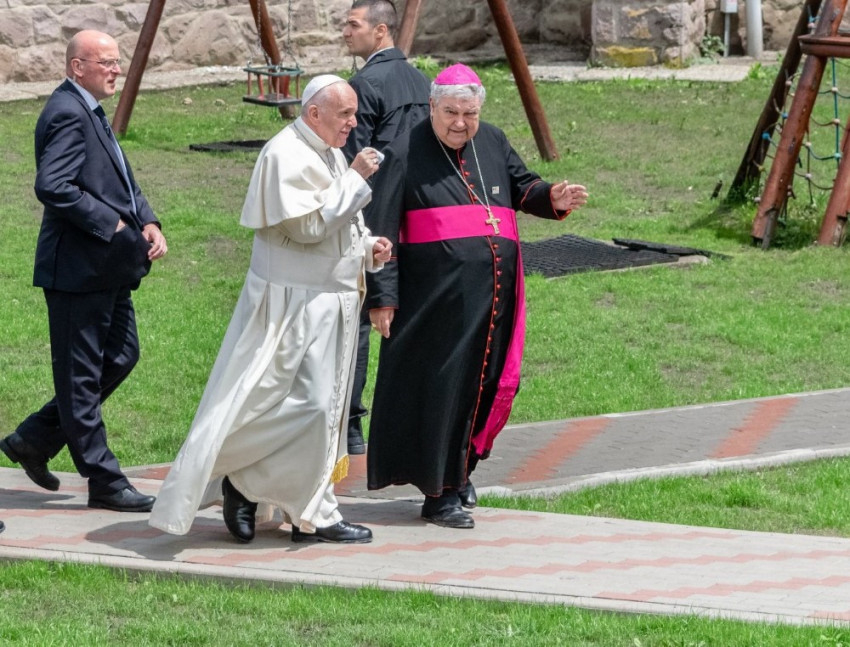 Ferenc pápa és Jakubinyi György érsek Csíksomlyón a Jakab Antal Ház előtt - Fotó: Gyulafehérvári Caritas