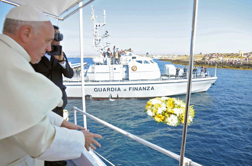 A tengerbe veszett menekültek emlékére  – a megválasztást követő első út Lampedusa szigetére (2013. július 8.)