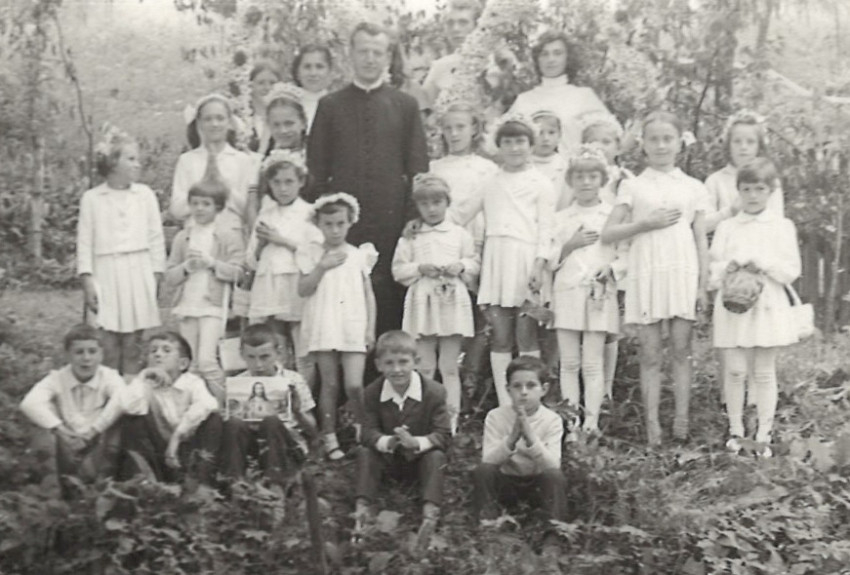 Elsőáldozó gyermekekkel Rónaszéken 1972-ben
