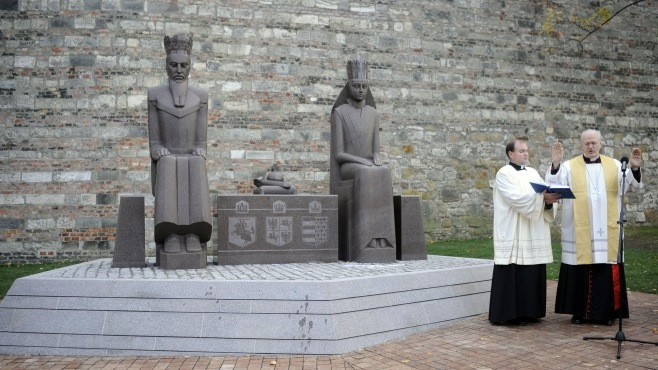 Hedvig és Jagelló – szoborcsoportot a budai Várban