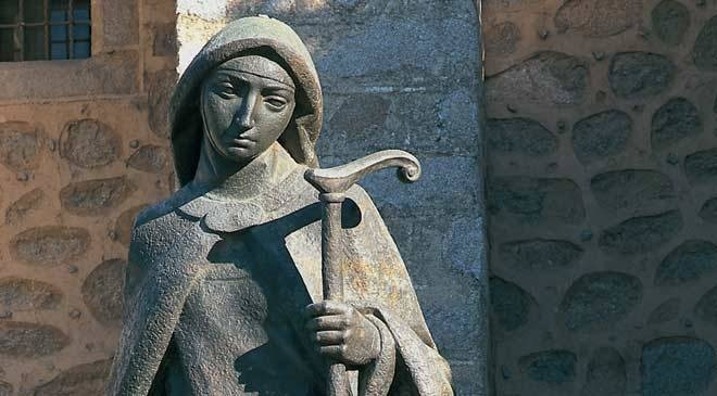 Szent Teréz szobra a Megtestesülés-monostor előtt