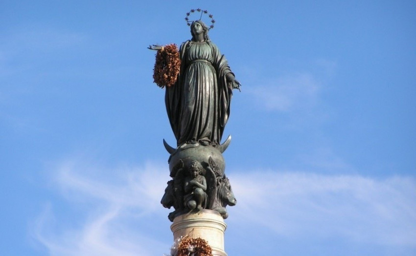 A Szeplőtelen Fogantatás szobra a római Piazza di Spagnán