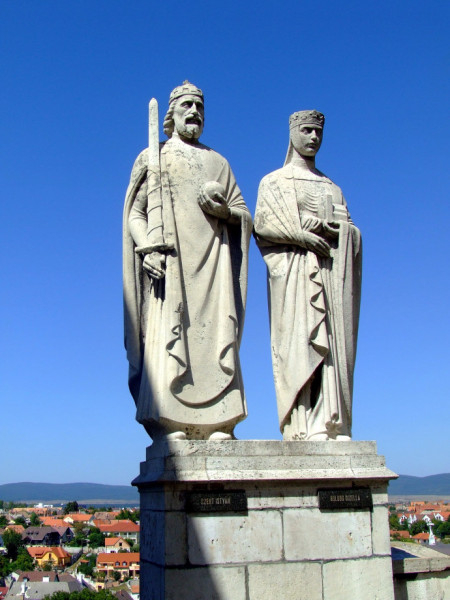 Szent István király és Boldog Gizella királyné szobra Veszprémben – Ispánki József alkotása