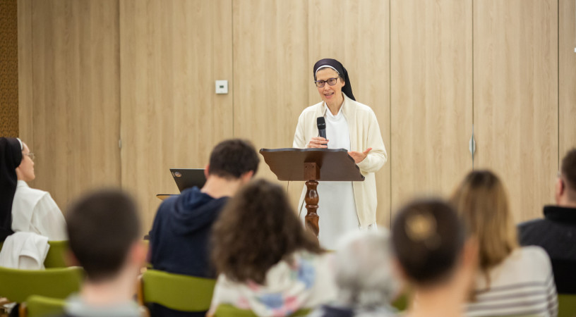 Krisztus követése leláncol vagy felszabadít? – Domonkos nővérek tartottak előadást fiataloknak