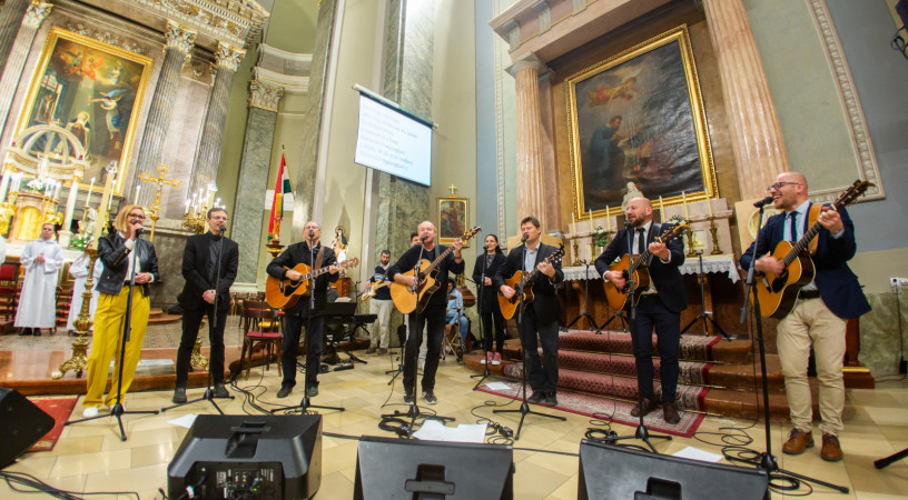 A Ferenc pápának is zenélő könnyűzenészekkel adtak hálát a tavalyi pápalátogatásért Terézvárosban
