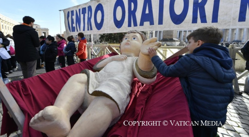 Leó pápa vasárnap délben: Imádkozzunk, hogy valamennyi gyermek békében élhessen az egész világon!