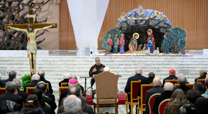 Leborulnak, hogy fölnézhessenek a törékeny Kisdedre – A Pápai Ház szónokának 3. adventi elmélkedése