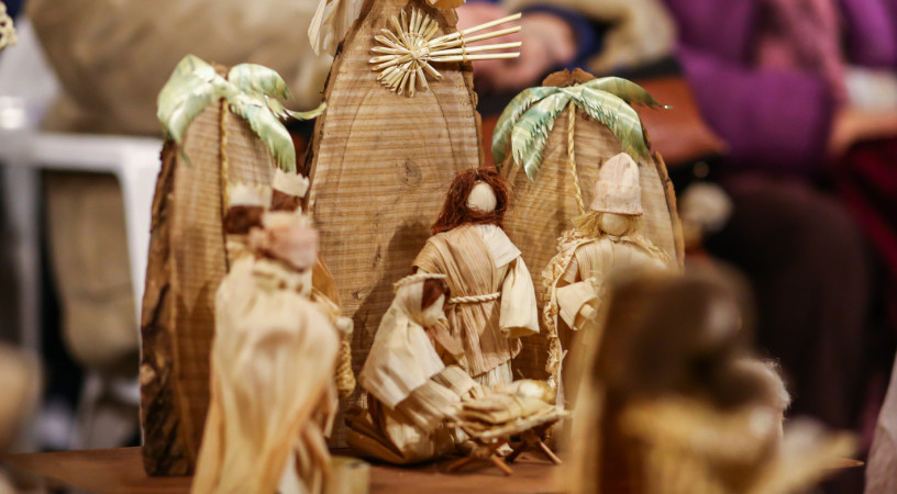 ELSŐ VAGY UTOLSÓ SZALMASZÁL – Lackfi János versével kívánunk áldott, örömteli, szép karácsonyt!