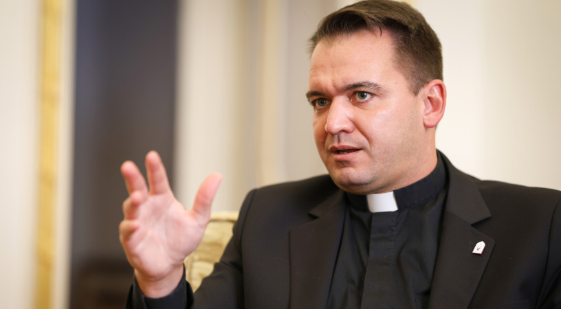 „Isten bennünk akar kaput nyitni” – Interjú Törő Andrással, a Pápai Magyar Intézet rektorával