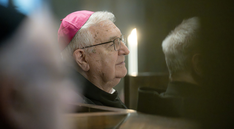 „Isten embereken keresztül ajándékoz” – Vesperással köszöntötték a 80 éves Várszegi Asztrikot