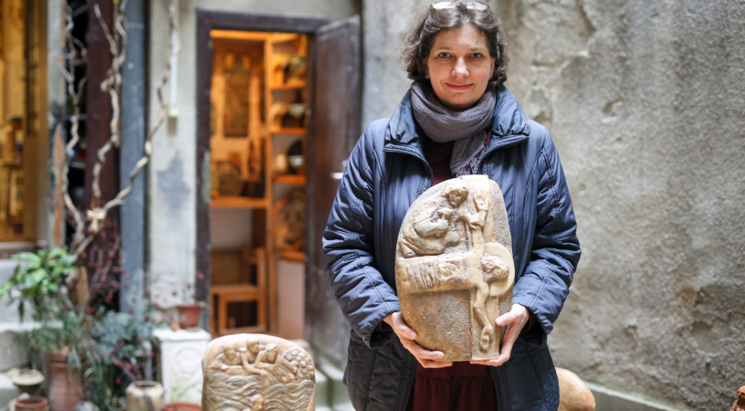 Ég és föld távolságát nem tudjuk egybegyúrni – Látogatás Magyar Márta keramikus iparművésznél