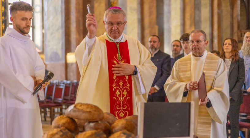 Veres András megáldotta a Káldi-biblia kiadásának 400. évfordulójára készült „próféta kenyerét”