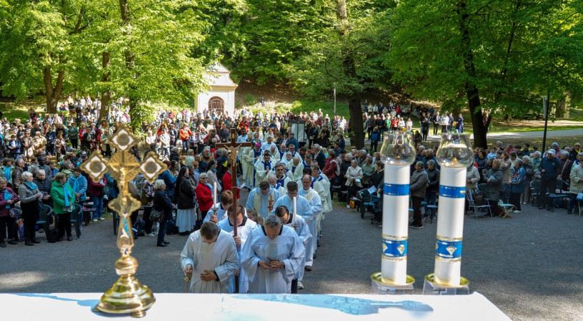 A Szűzanya imádkozni és hinni tanít minket – A Szombathelyi Egyházmegye zarándoklata Máriavölgybe