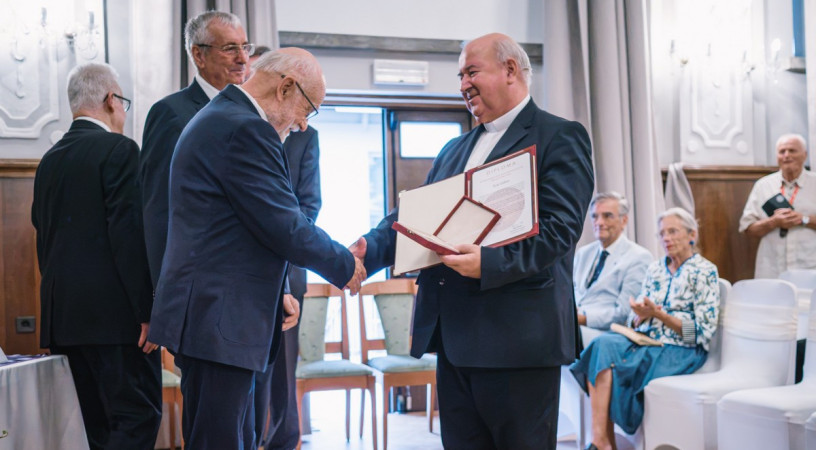 Égi-földi küldetésű ember – Écsy Gábor korábbi országos karitászigazgató kapta a Szent István-díjat