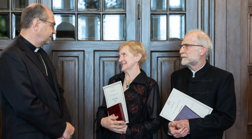 Pro Cultura Christiana díjat kapott Kovács Erzsébet és Zoltán Győző iparművész házaspár