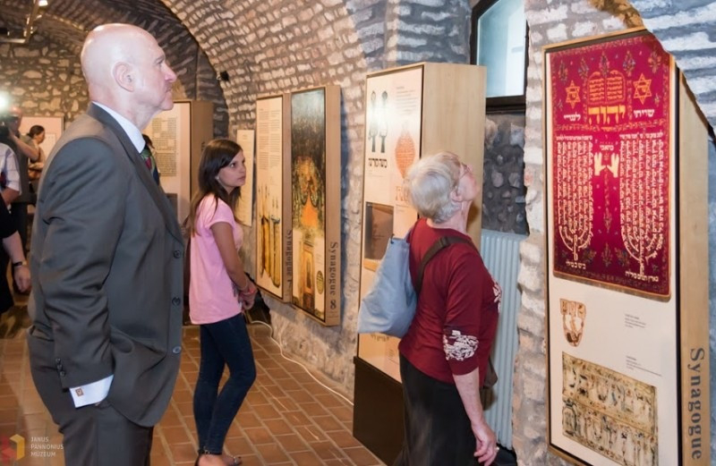 A jeruzsálemi Izrael Múzeum anyagából nyílt kiállítás Pécsen