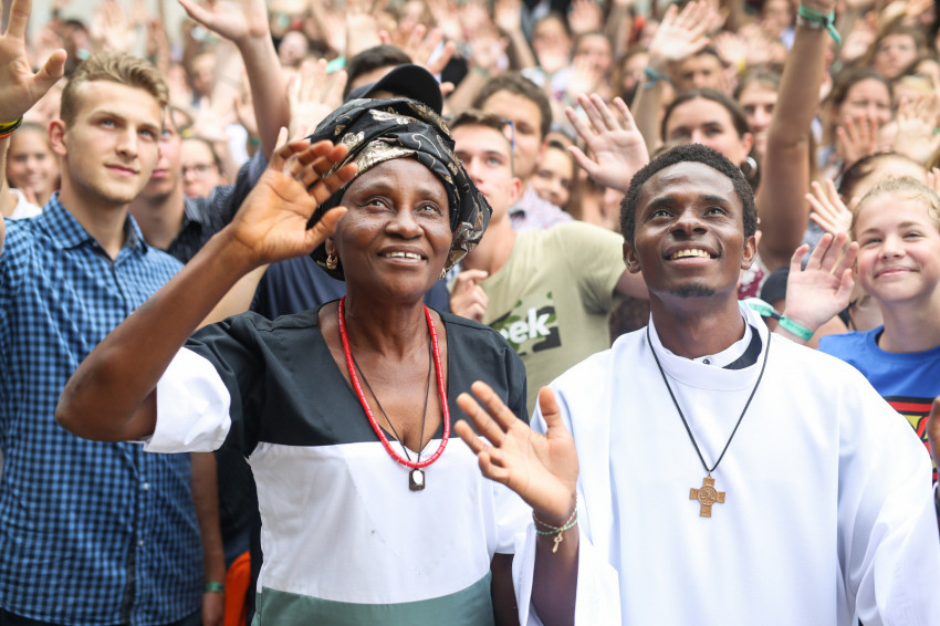 Emmanuel Ilodigwe örökfogadalma 2019. július 27-én Péliföldszentkereszten (a felvételen édesanyjával látható)
