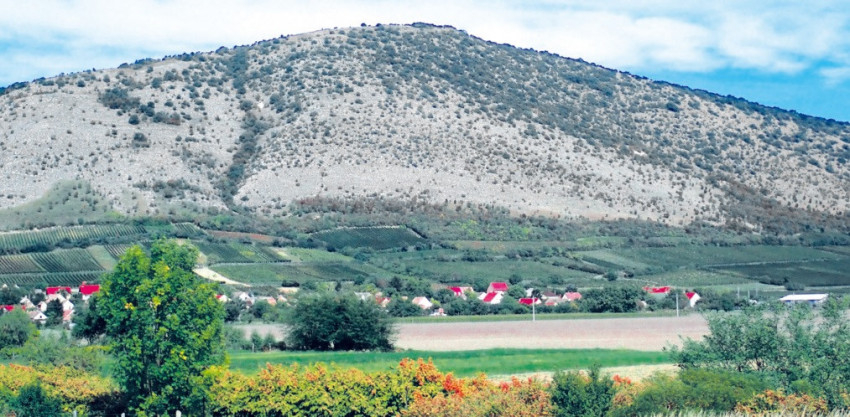 A Nagyharsány mellett fekvő Szársomlyó, amelynek lábánál a késő római luxusvilla felépült