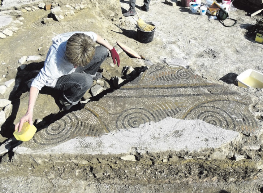 Az apszismozaik keretmotívumának egyik, eredeti helyzetében megőrződött darabja