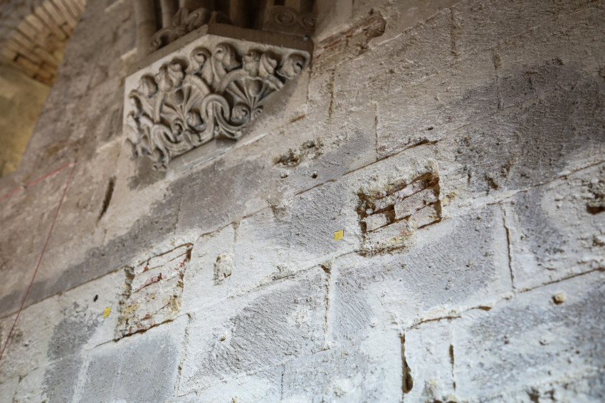 Gerendafészkek a vakolat alatt