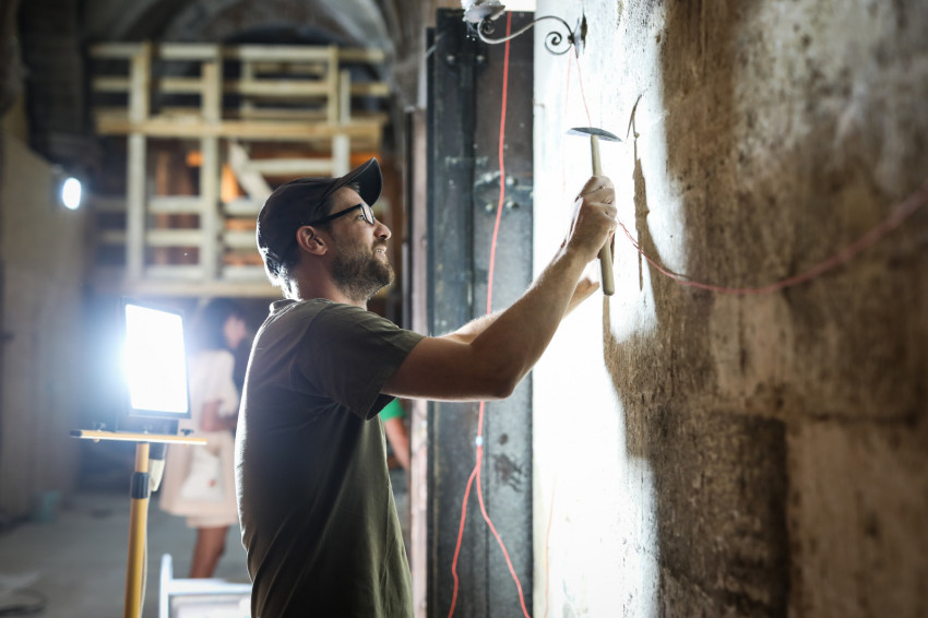 A vakolat alól bukkannak elő az ősi kváderkövek