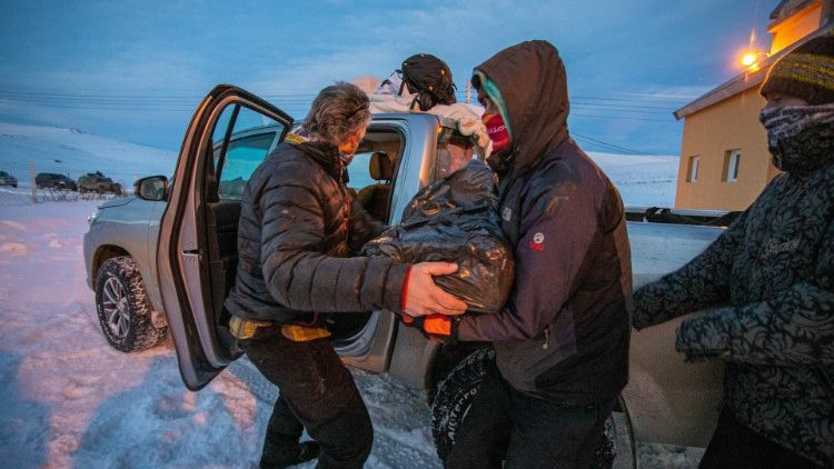 Segélyt szállítanak a patagóniai lakosságnak.