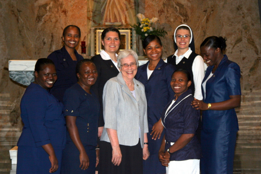 A fiatal nővérek Roxanne Schares általános főnöknővel