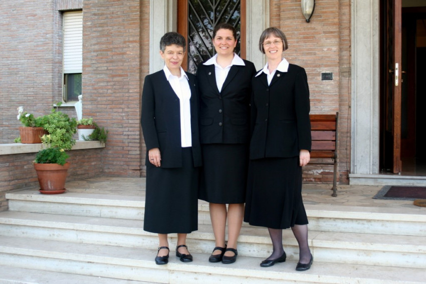 Ulrik M. Monika egykori és Lobmayer M. Judit jelenlegi tartományfőnöknő társaságában Rómában