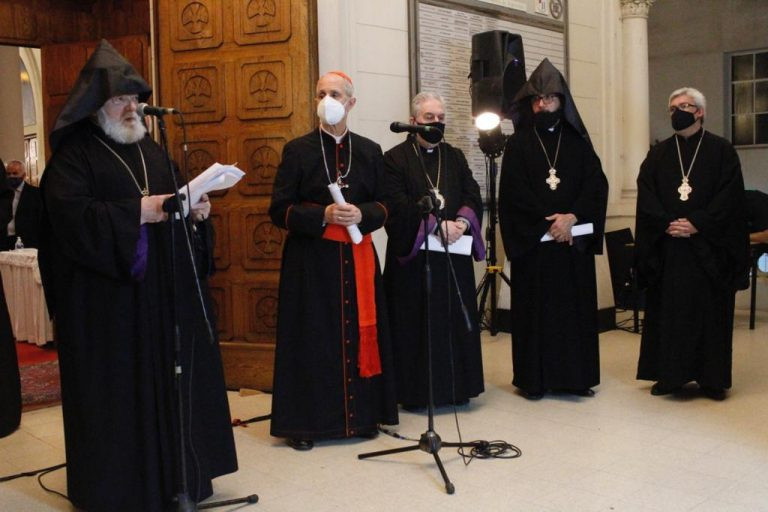 Felolvassák Ferenc pápa levelét Mario Poli bíboros, buenos airesi érsek jelenlétében.