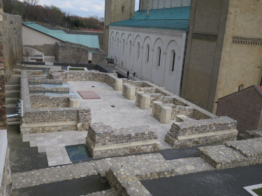 Az Aranyos Mária-kápolna romkertje