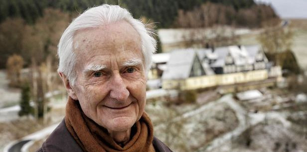 Jálics Ferenc SJ 2013-ban, háttérben Gries-i lelkigyakorlatos házával (Fotó: Hendrik Schmalhorst)