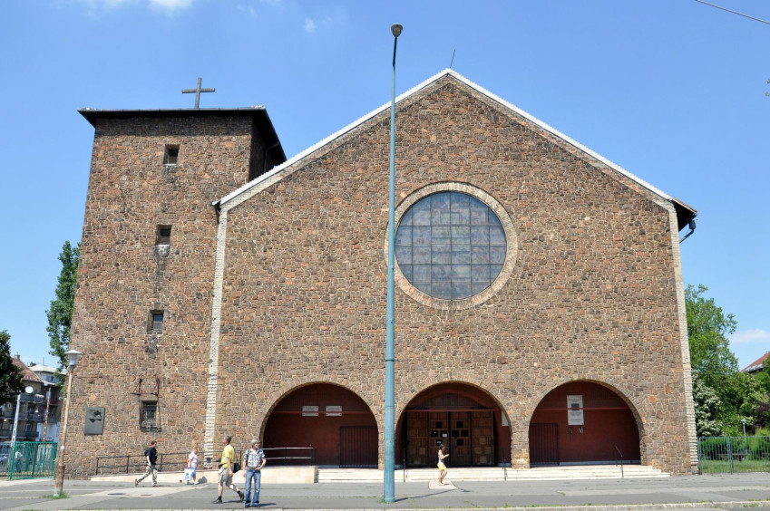 Még a félbemaradt toronnyal.