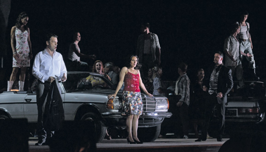 Az Escamillót éneklő Bretz Gábor nem sokkal korábban, június 9-én, beugrással debütált a bécsi Staatsoperben, ugyancsak e Bieito-féle Carmenben