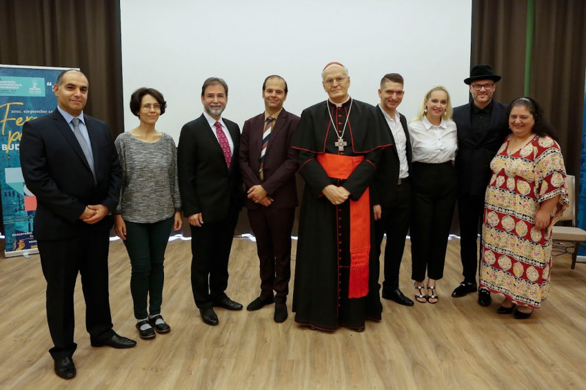 A Le Devleske bemuatójának köreműködői Erdő Péter bíborossal