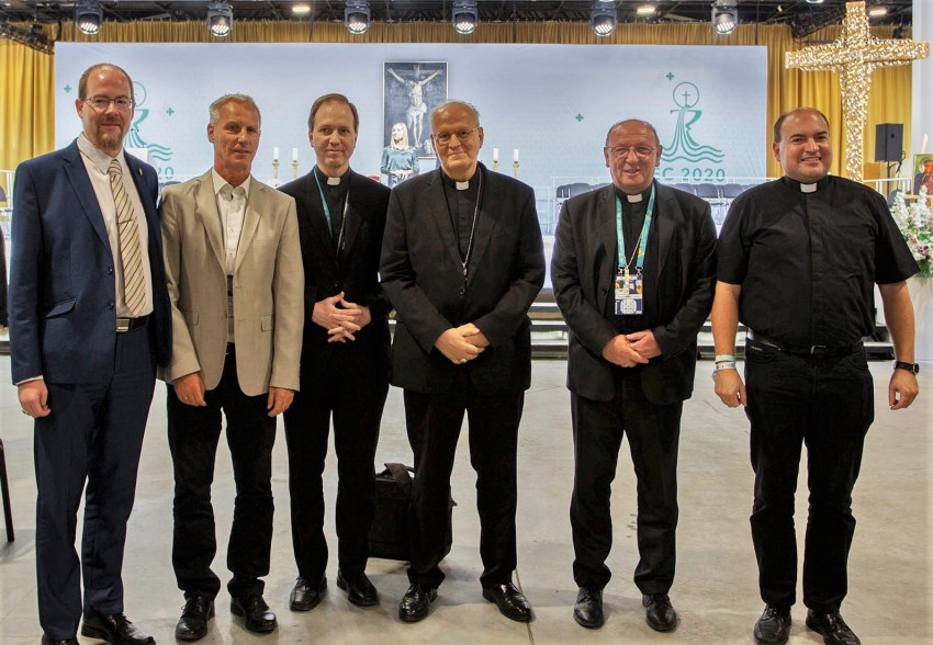 A Fülöp-szigeteki 51. Eucharisztikus Világkongresszuson Magyarországot képviselő küldöttség tagjai közül balról: Tarcsay Péter, Soltész Miklós egyházi, nemzetiségi és civil társadalmi kapcsolatokért felelős államtitkár; Mohos Gábor, esztergom-budapes