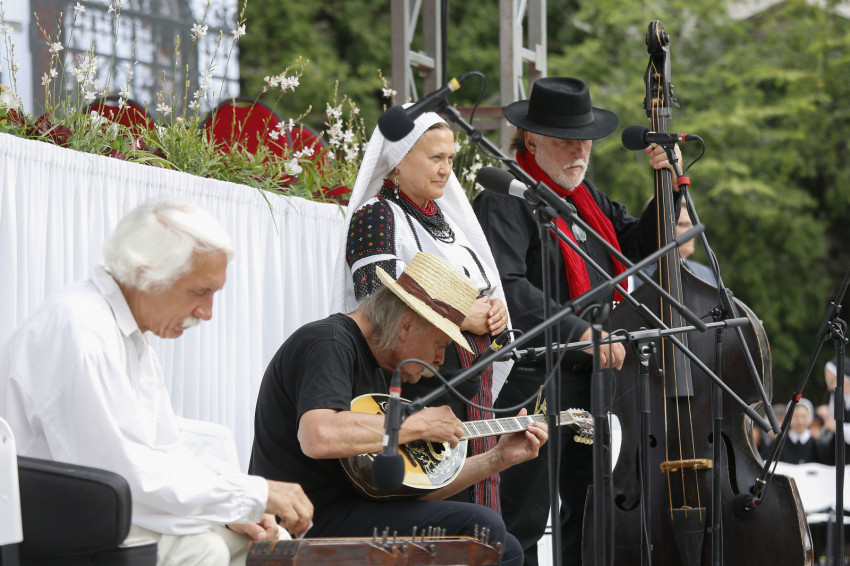 Petrás Mária  és a Muzsikás együttes augusztus 20-án, a Szent István-bazilika előtti téren