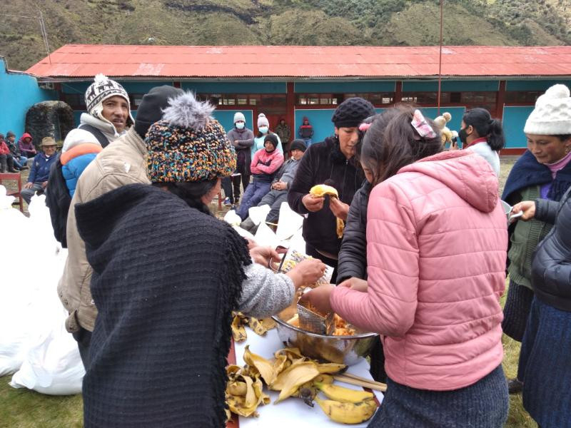 Közös lekvárfőzés az adományosztás előtt Toldopampában. A Caritasnak van egy projektje, amely során a gyümölcsök minél sokrétűbb felhasználását tanítják meg az egyszerű embereknek.