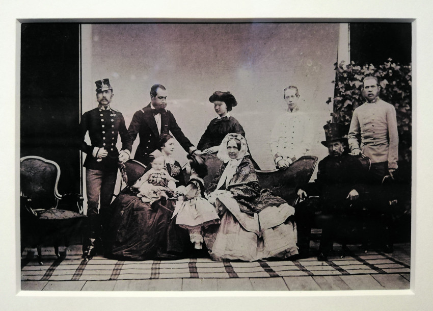 Családi fotó: Ferenc József, Miksa, Sarolta, Lajos Viktor, Károly Lajos, Erzsébet, Rudolf, Gizella. Zsófia, Ferenc Károly (Bécs, 1859)