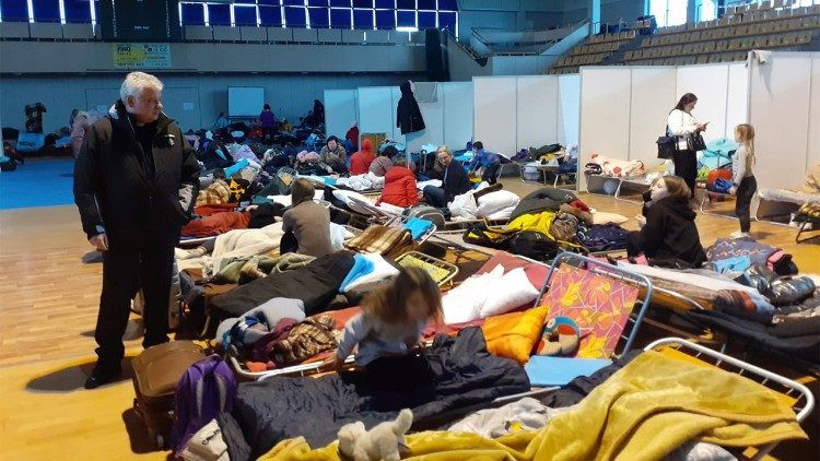 Krajewski bíboros egy lengyel határ menti befogadóközpontban.