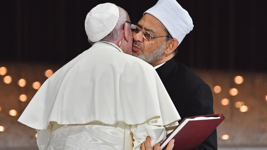 Találkozó Ahmad et-Tajjebbel, az Al-Azhar Egyetem főimámjával és az emberi testvériségről szóló dokumentum aláírása (Abu-Dzabi, 2019. február 4.)